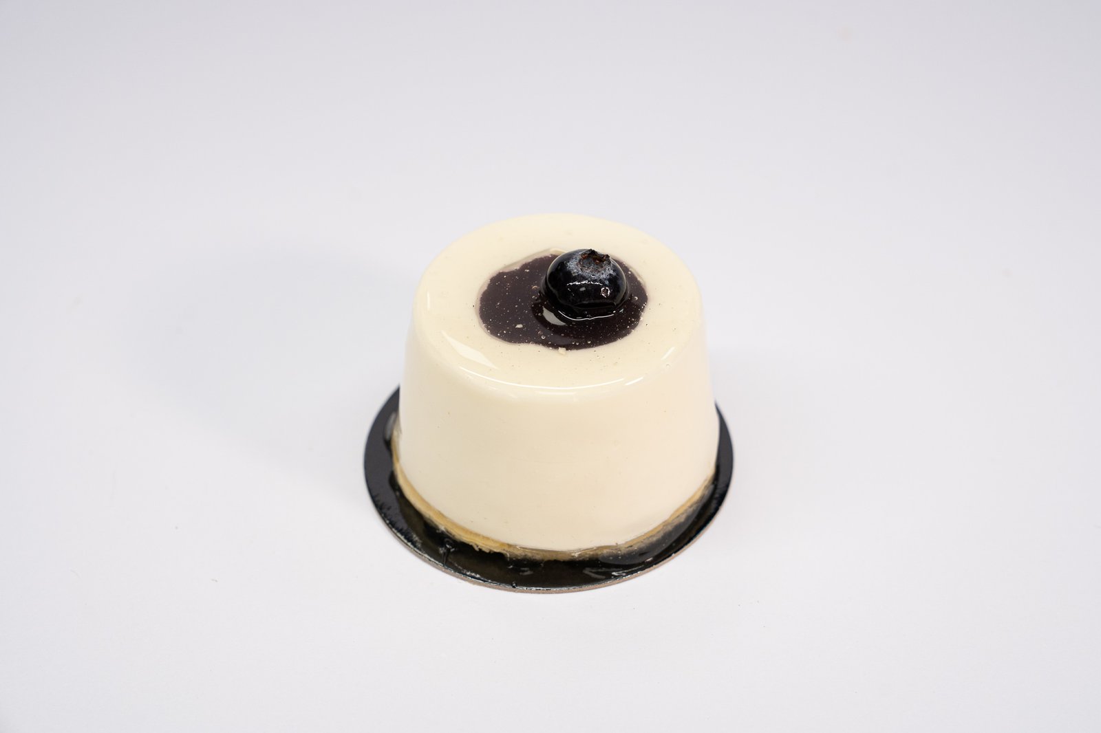 Pastel mousse de queso y mermelada de arándanos