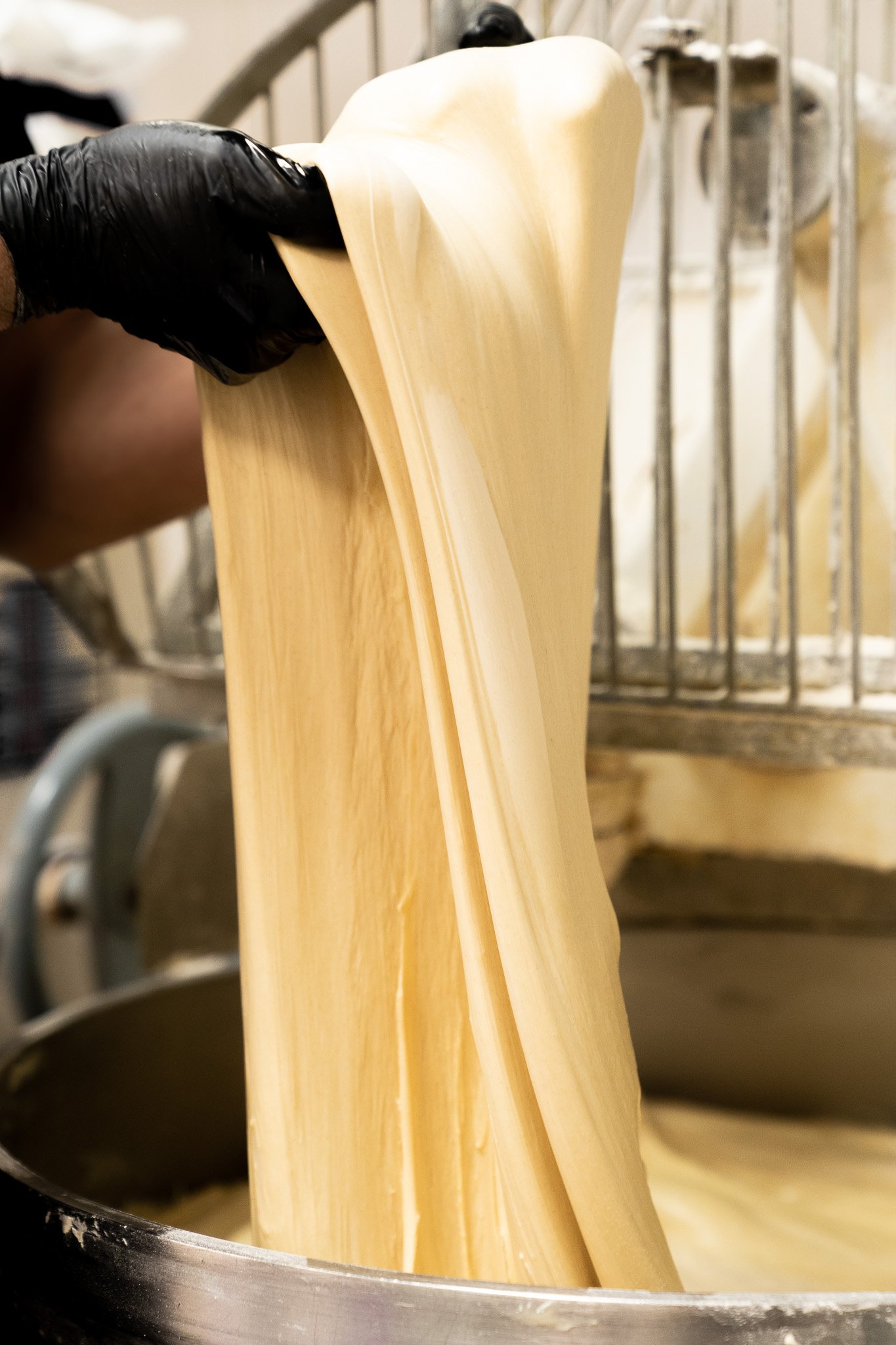 Pastelero preparando una masa en el obrador