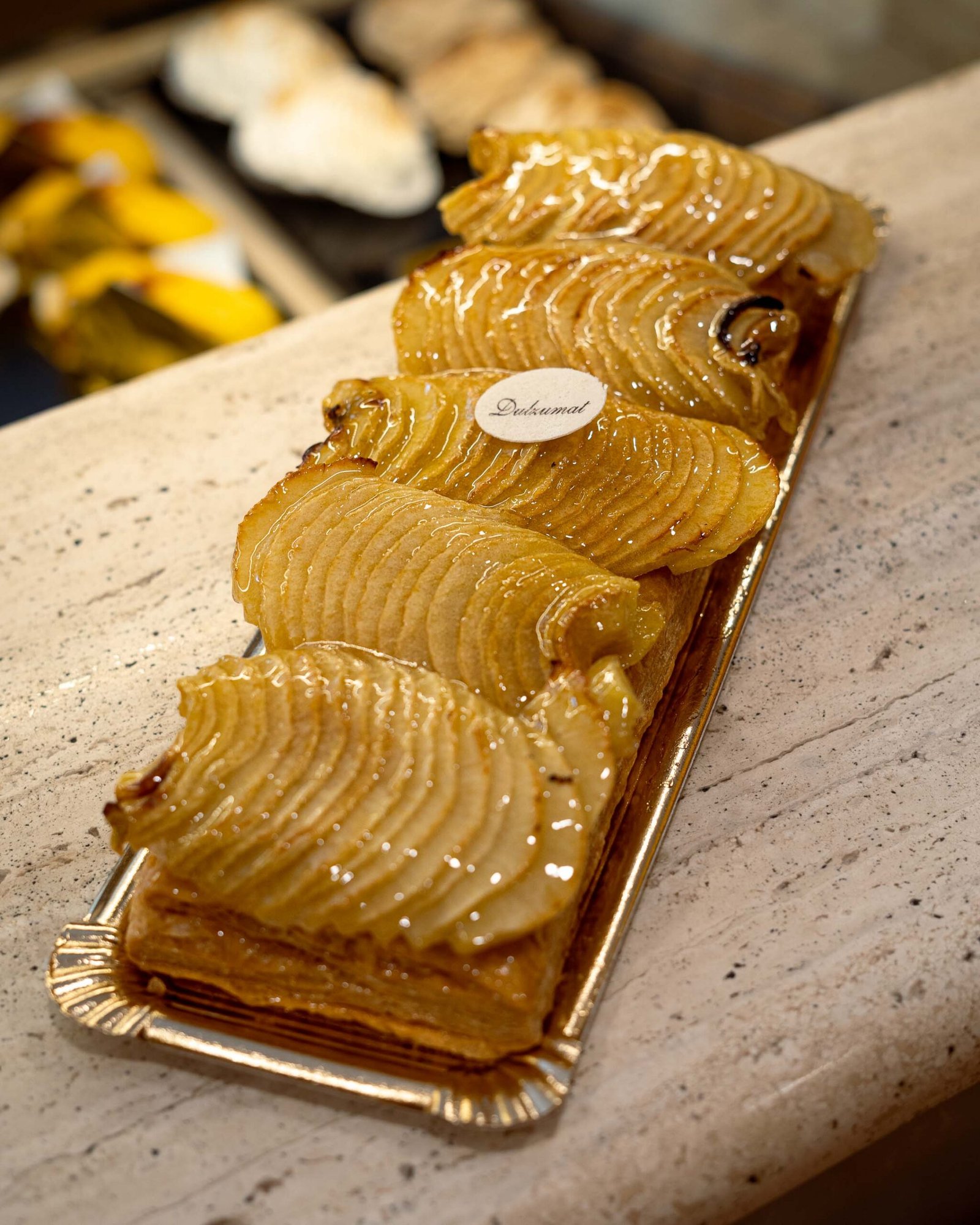 Banda de hojaldre crema pastelera y manzana asada