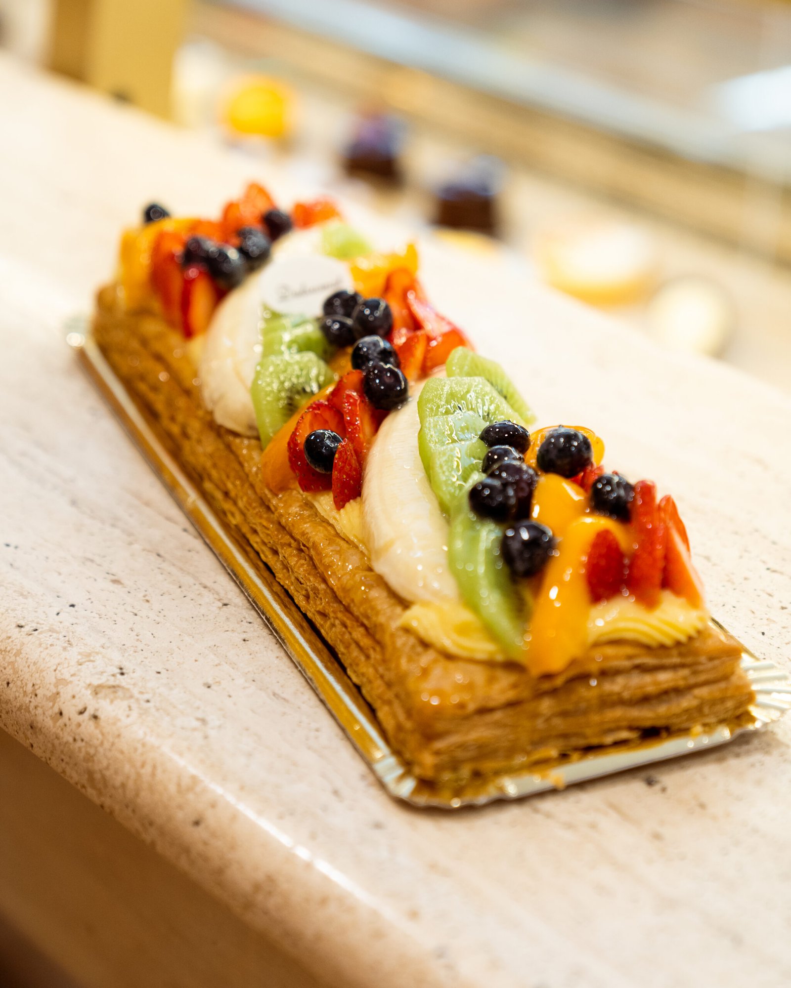 Banda de hojaldre con crema pastelera y fruta fresca