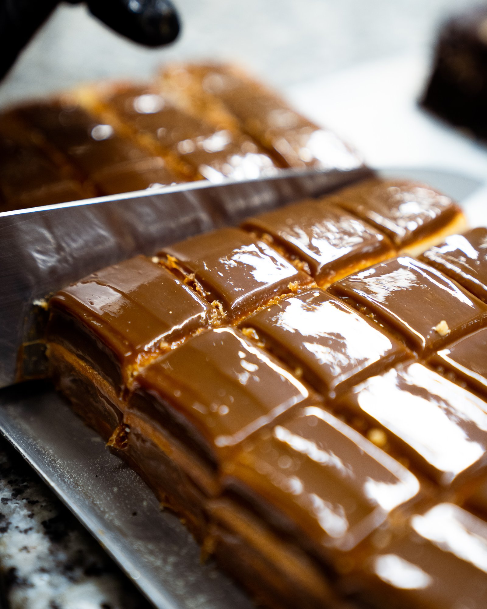 Elaboración de dulce de leche cortada en porciones