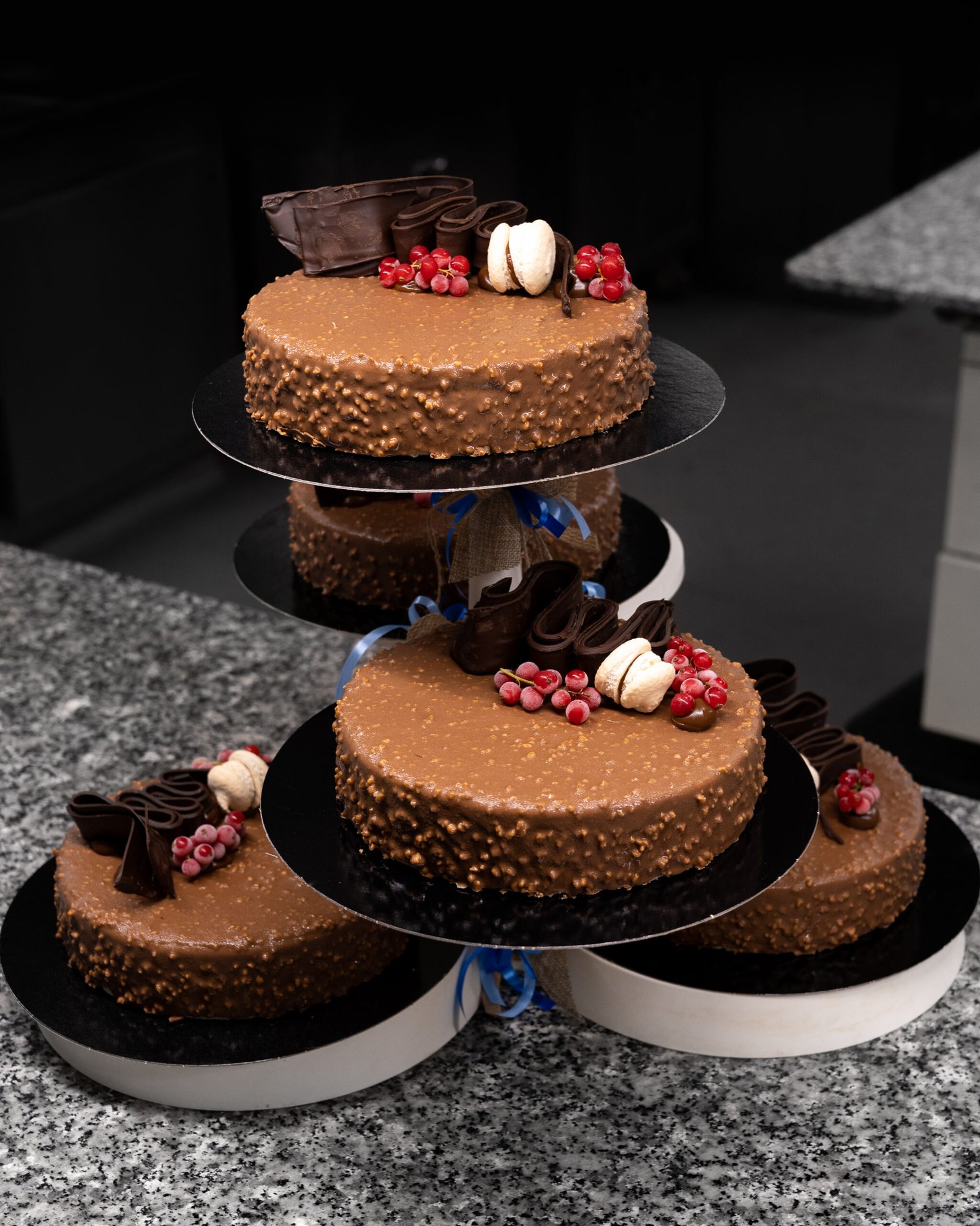 Tarta con cubierta de chocolate decorada con frutos rojos