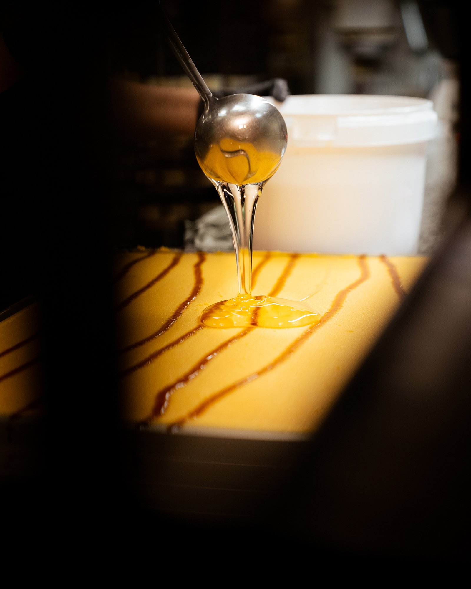 Pastelero trabajando en el obrador